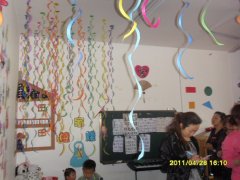 幼儿园彩丝吊饰环境布置图