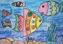 漂亮的小鱼海底世界儿童蜡笔画作品