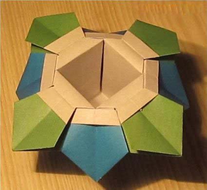 花型收纳盒的折纸方法 手工制作收纳盒图解-www.qqscb.com