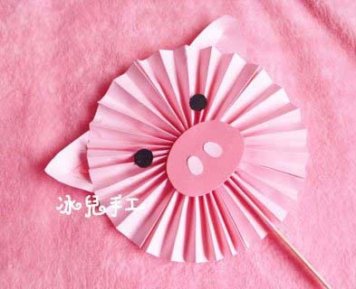 手工粉红扇子的折法 折纸可爱小猪扇子图解-www.qqscb.com