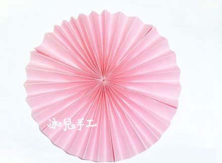 手工折纸粉红色扇子的折法图解教程-www.qqscb.com