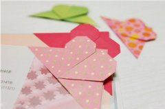 简单折纸DIY漂亮爱心形书签的折法图解教程