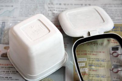 利用废旧物品酸奶盒制作漂亮小闹钟图解步骤-www.qqscb.com