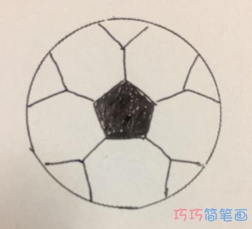 填色简单足球的画法步骤_卡通足球怎么画图片
